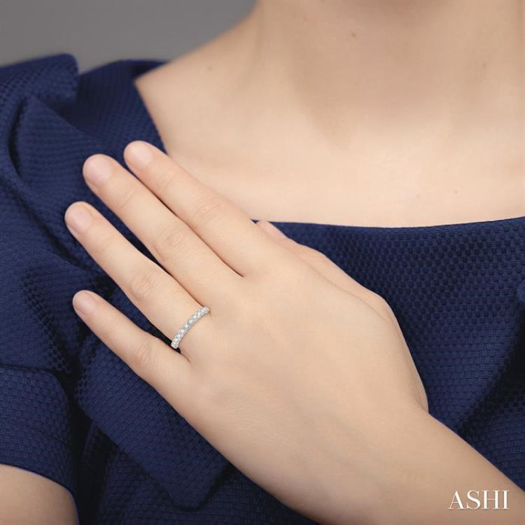 1/2 Ctw Lattice Round Cut Diamond Wedding Band in 14K White Gold