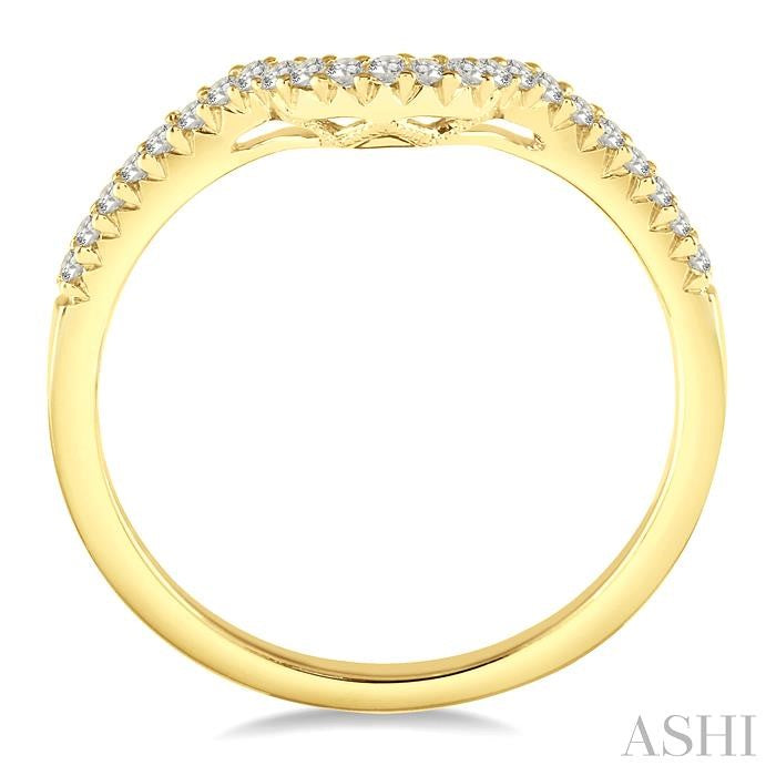 1/6 Ctw Deep Curve Center Round Cut Diamond Wedding Band in 14K Yellow Gold