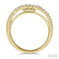 1/5 Ctw Curvy Round Cut Diamond Wedding Band in 14K Yellow Gold