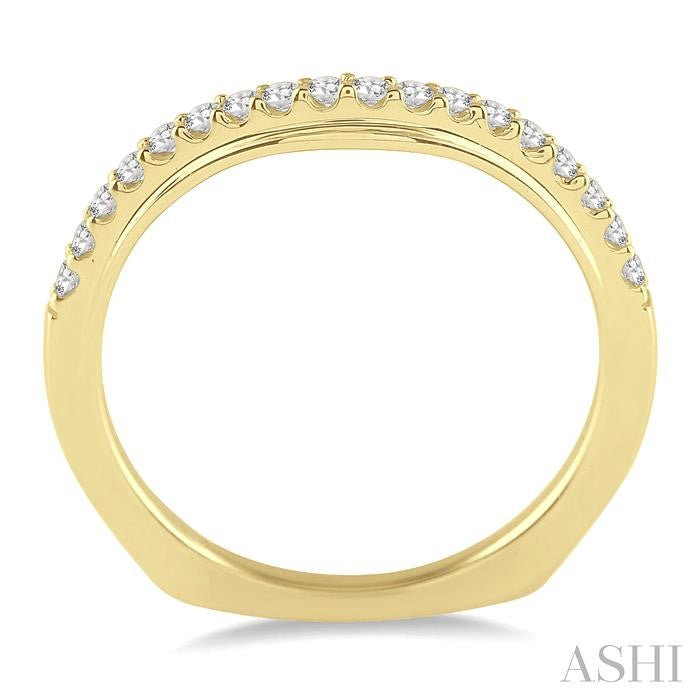 1/4 Ctw Round Cut Diamond Wedding Band in 14K Yellow Gold