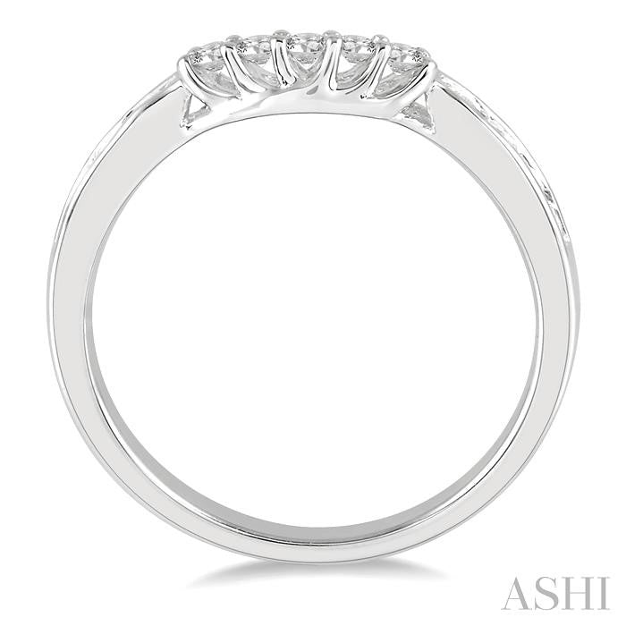 1/4 Ctw Straight Row Round Cut Diamond Wedding Band in 14K White Gold