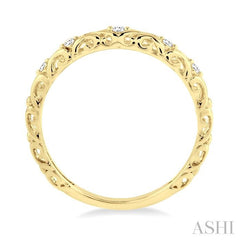 1/20 Ctw Round Cut Diamond Wedding Band in 14K Yellow Gold