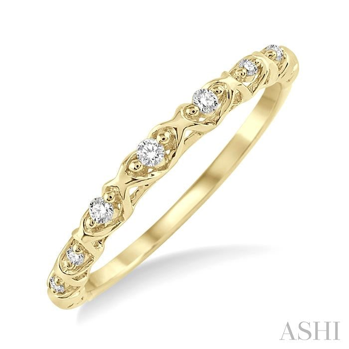 1/20 Ctw Round Cut Diamond Wedding Band in 14K Yellow Gold