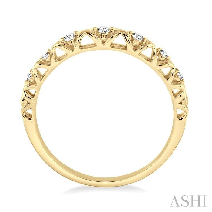 1/20 Ctw Round Cut Diamond Wedding Band in 14K Yellow Gold
