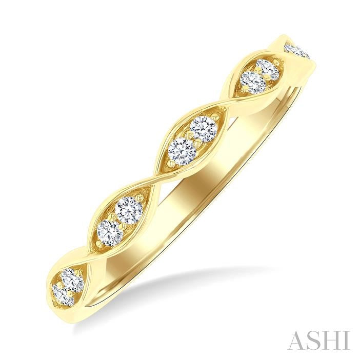 1/6 Ctw Entwined Round Cut Diamond Wedding Band in 14K Yellow Gold