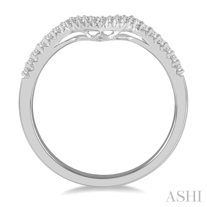 1/5 Ctw Chevron Center Round Cut Diamond Wedding Band in 14K White Gold