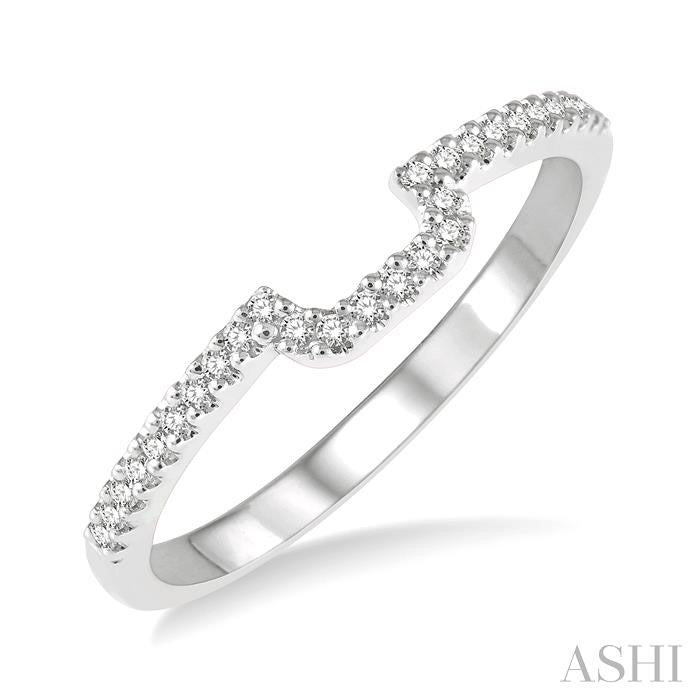 1/6 Ctw Trough Shape Center Round Cut Diamond Wedding Band in 14K White Gold