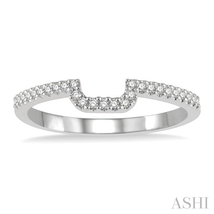 1/6 Ctw Trough Shape Center Round Cut Diamond Wedding Band in 14K White Gold