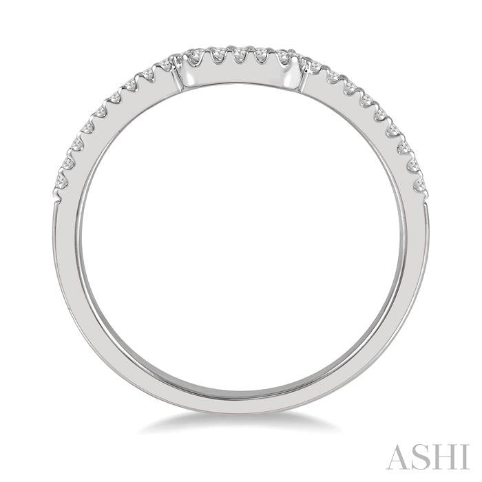 1/6 Ctw Trough Shape Center Round Cut Diamond Wedding Band in 14K White Gold