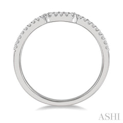 1/6 Ctw Trough Shape Center Round Cut Diamond Wedding Band in 14K White Gold