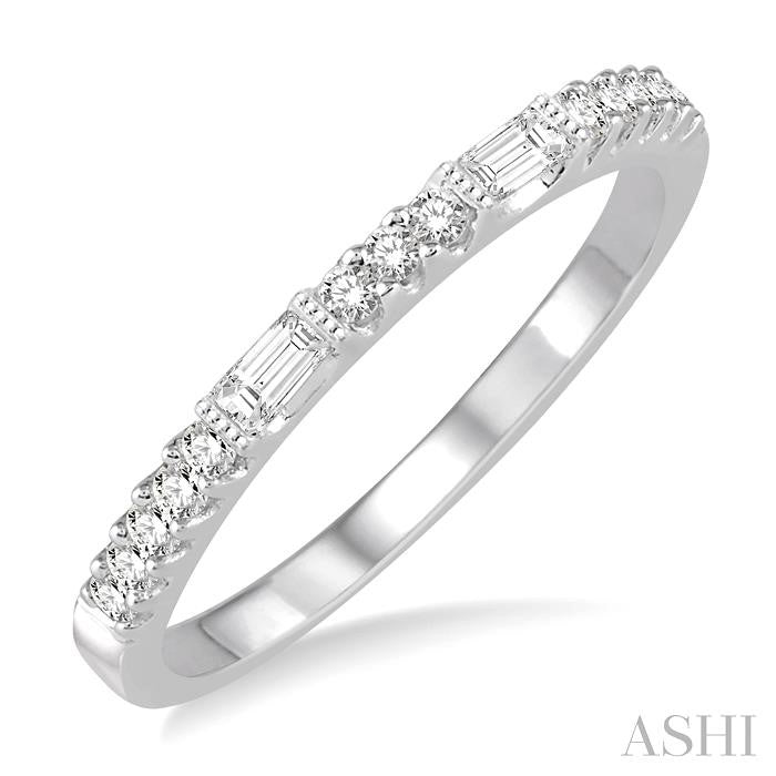 1/4 Ctw Diamond Wedding Band in 14K White Gold