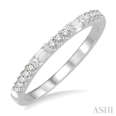 1/4 Ctw Diamond Wedding Band in 14K White Gold