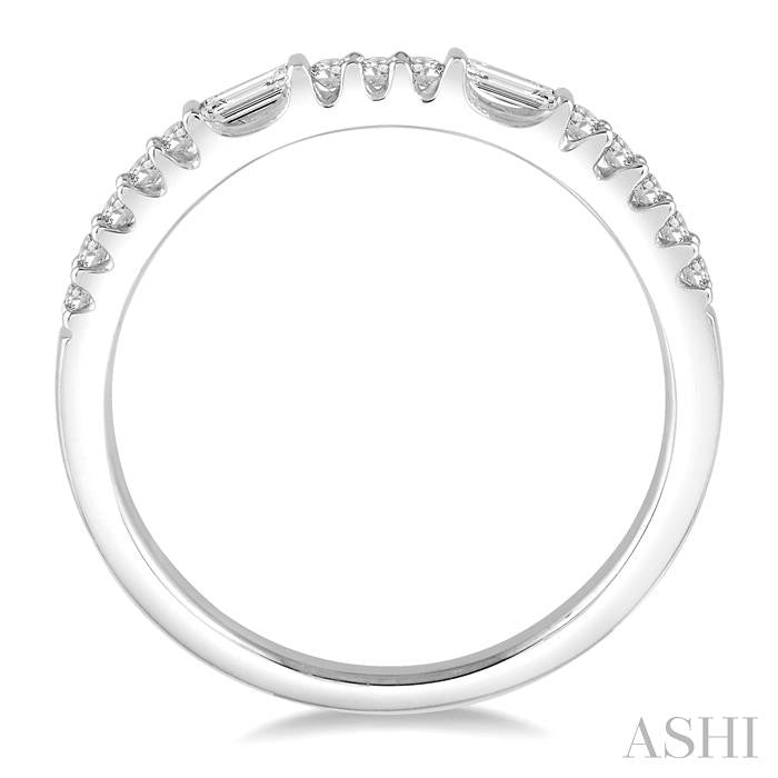 1/4 Ctw Diamond Wedding Band in 14K White Gold