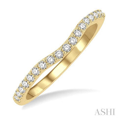 1/4 Ctw Curved Round Cut Diamond Wedding Band in 14K Yellow Gold