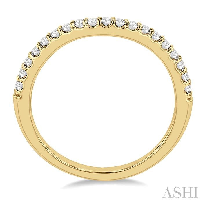 1/4 Ctw Curved Round Cut Diamond Wedding Band in 14K Yellow Gold