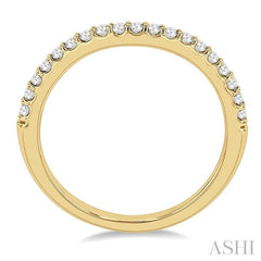 1/4 Ctw Curved Round Cut Diamond Wedding Band in 14K Yellow Gold