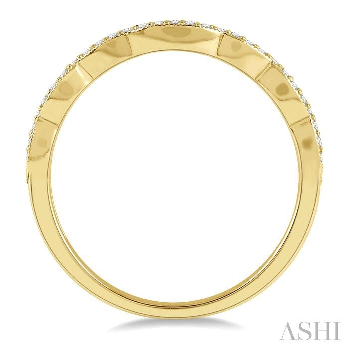 1/6 Ctw Curvy Round Cut Diamond Wedding Band in 14K Yellow Gold