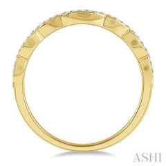 1/6 Ctw Curvy Round Cut Diamond Wedding Band in 14K Yellow Gold