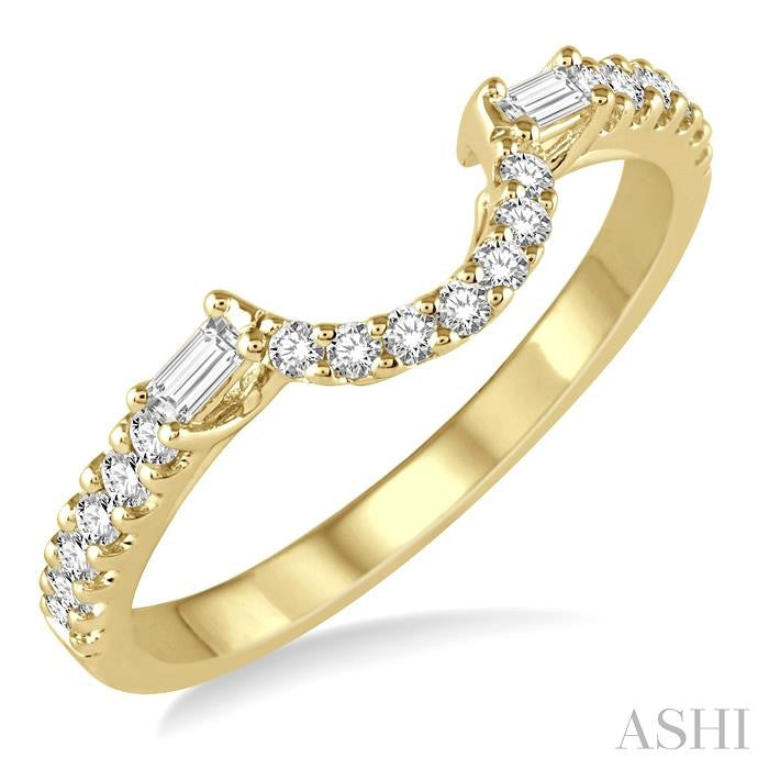 1/3 Ctw Crescent Shape Center Diamond Wedding Band in 14K Yellow Gold