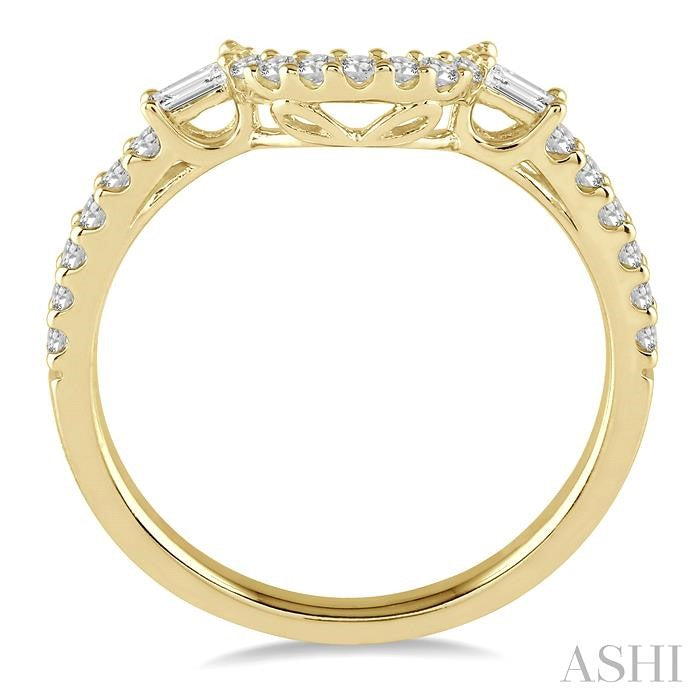 1/3 Ctw Crescent Shape Center Diamond Wedding Band in 14K Yellow Gold