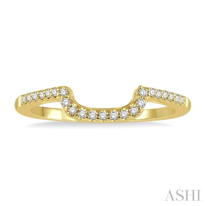 1/8 Ctw Trough Shape Center Round Cut Diamond Wedding Band in 14K Yellow Gold