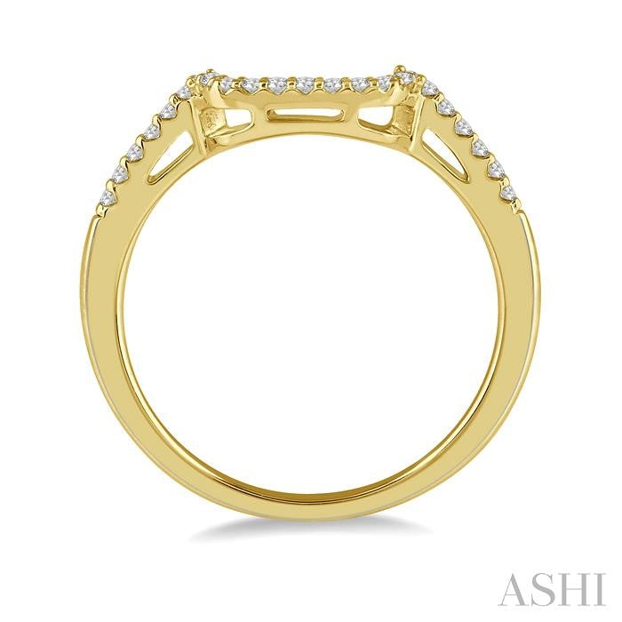 1/8 Ctw Trough Shape Center Round Cut Diamond Wedding Band in 14K Yellow Gold