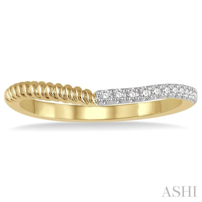 1/20 Ctw Twisted Round Cut Diamond Wedding Band in 14K Yellow Gold