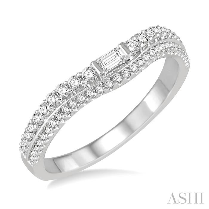 1/3 Ctw Step Shank Baguette Center Round Cut Diamond Wedding Band in 14K White Gold