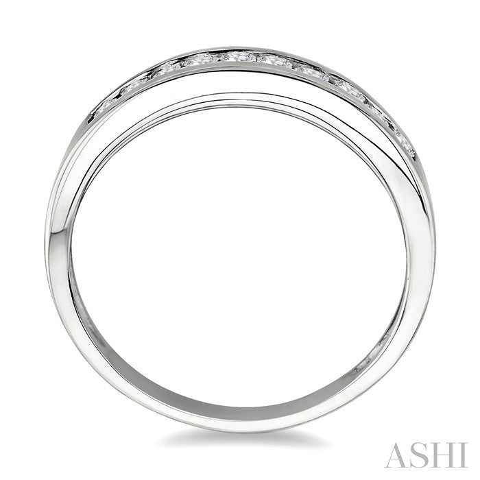 1/4 Ctw Channel Set Round Cut Diamond Band in 14K White Gold