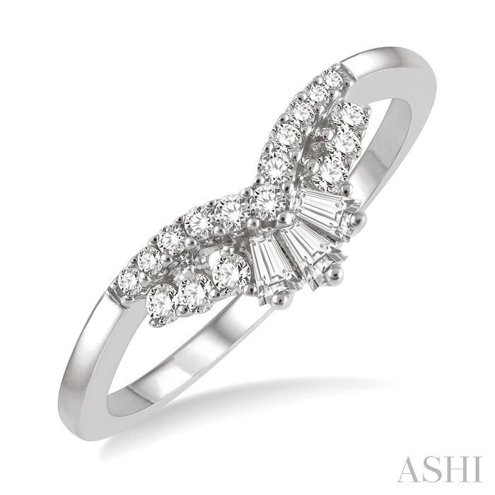 1/4 Ctw Chevron Center Baguette and Round Cut Diamond Wedding Band in 14K White Gold