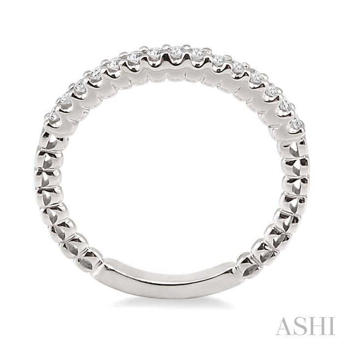 1/4 Ctw Lattice Round Cut Diamond Wedding Band in 14K White Gold