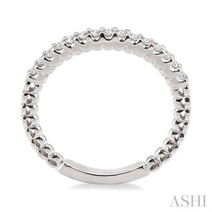 1/4 Ctw Lattice Round Cut Diamond Wedding Band in 14K White Gold