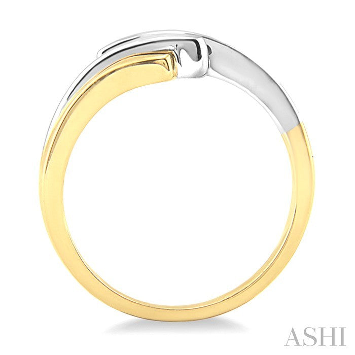 1/10 Ctw Three Stone Round Cut Diamond Band in 14K Yellow Gold