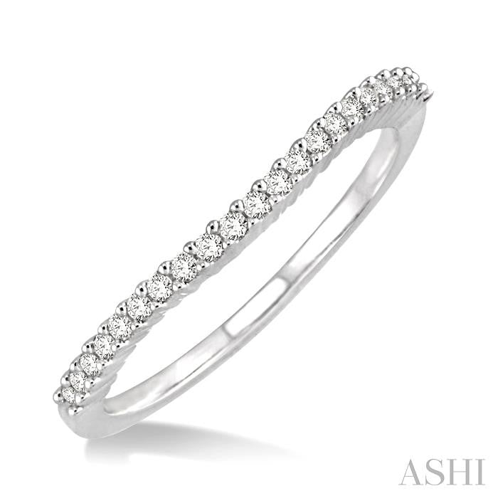 1/4 Ctw Round Cut Diamond 'V' Shape Band in 14K White Gold.