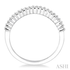 1/4 Ctw Round Cut Diamond 'V' Shape Band in 14K White Gold.