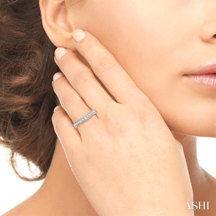 1/2 Ctw Round Cut Diamond 'V' Shape Band in 14K White Gold.