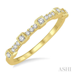 1/4 Ctw Round Diamond Wedding Band in 14K Yellow Gold