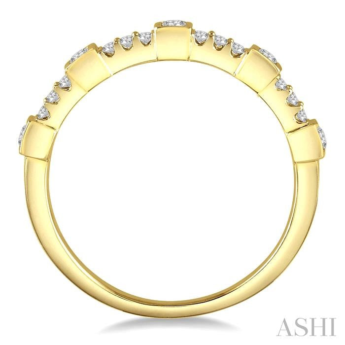 1/4 Ctw Round Diamond Wedding Band in 14K Yellow Gold