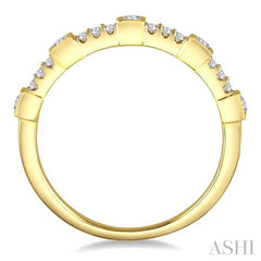 1/4 Ctw Round Diamond Wedding Band in 14K Yellow Gold
