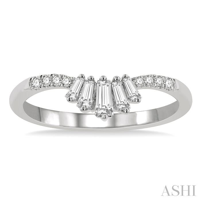 1/4 Ctw Chevron Baguette Crown and Round Cut Diamond Fashion Ring in 14K White Gold