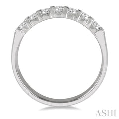 3/4 Ctw 7 Stone Round Cut Diamond Wedding Band in Platinum
