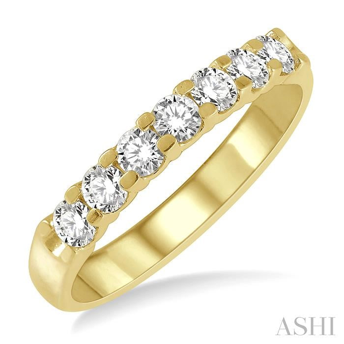 1/2 Ctw 7 Stone Round Cut Diamond Wedding Band in 14K Yellow Gold