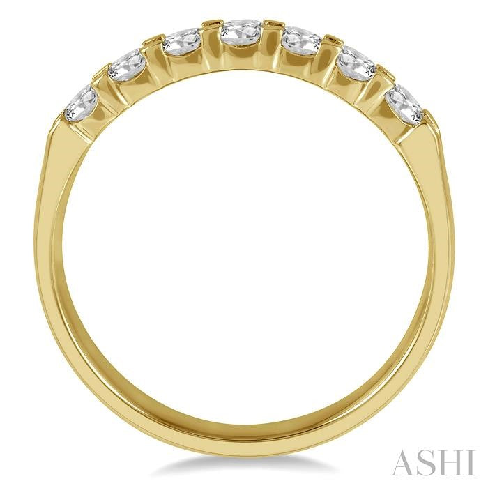 1/2 Ctw 7 Stone Round Cut Diamond Wedding Band in 14K Yellow Gold