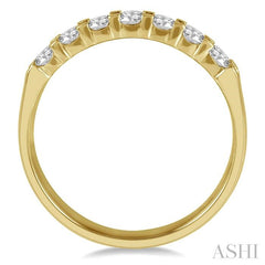 1/2 Ctw 7 Stone Round Cut Diamond Wedding Band in 14K Yellow Gold