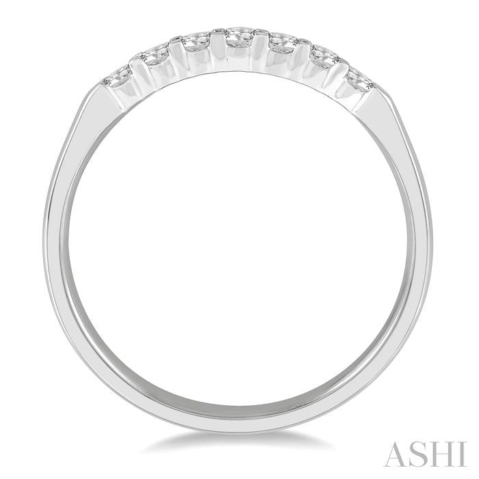 1/4 Ctw 7 Stone Round Cut Diamond Wedding Band in Platinum