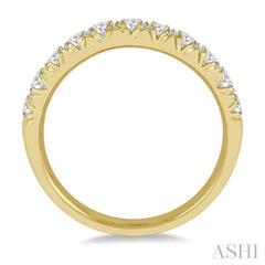 3/4 Ctw 11 Stone Round Cut Diamond Wedding Band in 14K Yellow Gold