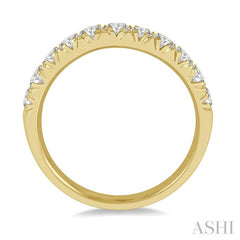 1/2 Ctw 11 Stone Round Cut Diamond Wedding Band in 14K Yellow Gold