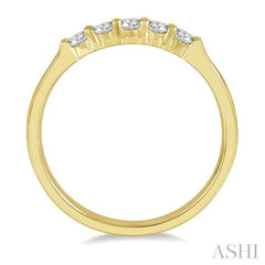 1/4 Ctw 5 Stone Round Cut Diamond Wedding Band in 14K Yellow Gold
