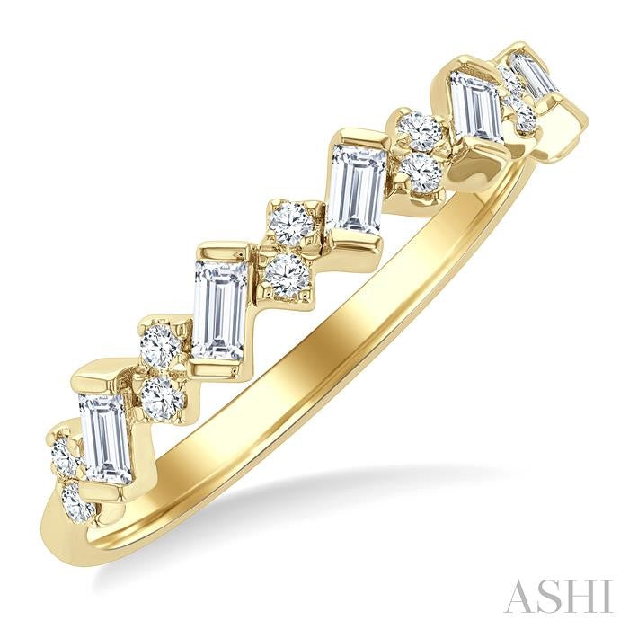 1/3 Ctw Zigzag Scatter Baguette and Round Cut Diamond Fashion Band in 14K Yellow Gold