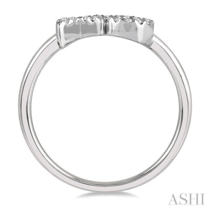 1/6 Ctw 'XO' Hugs and Kisses Round Cut Diamond Petite Fashion Ring in 14K White Gold